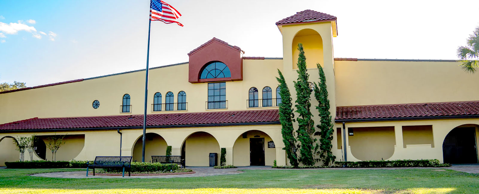 Front view of the Lakeridge main building.